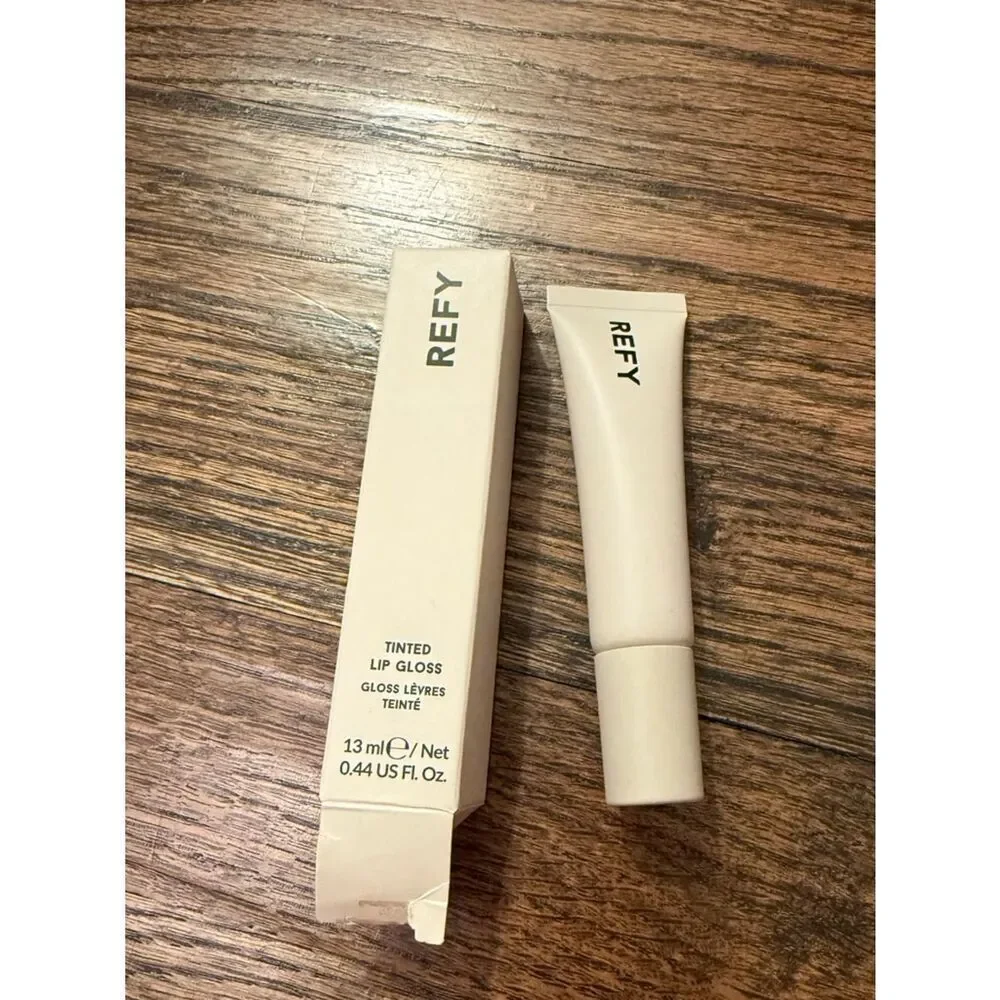 REFY Lip Gloss with Hyaluronic Acid in Fawn